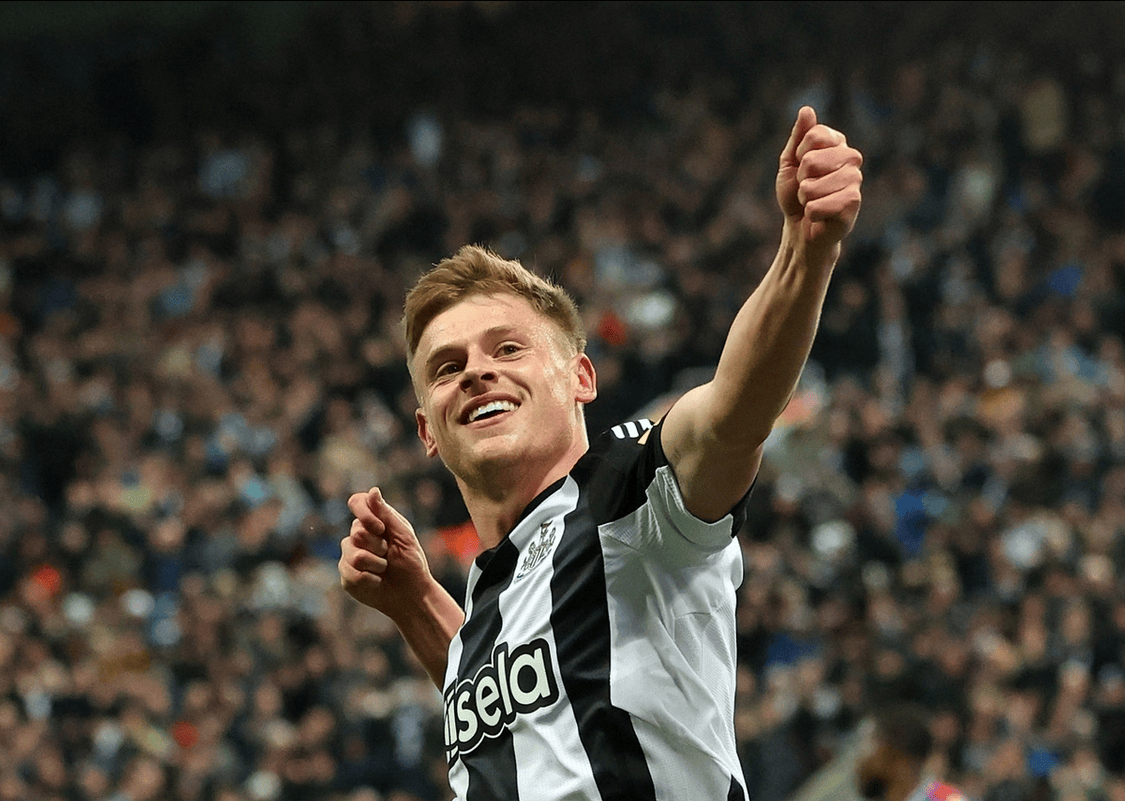 九游娱乐平台 -纽卡斯尔训练开放日，窗口期官宣签约引欢呼，葡超在即，年轻球员得到机会 