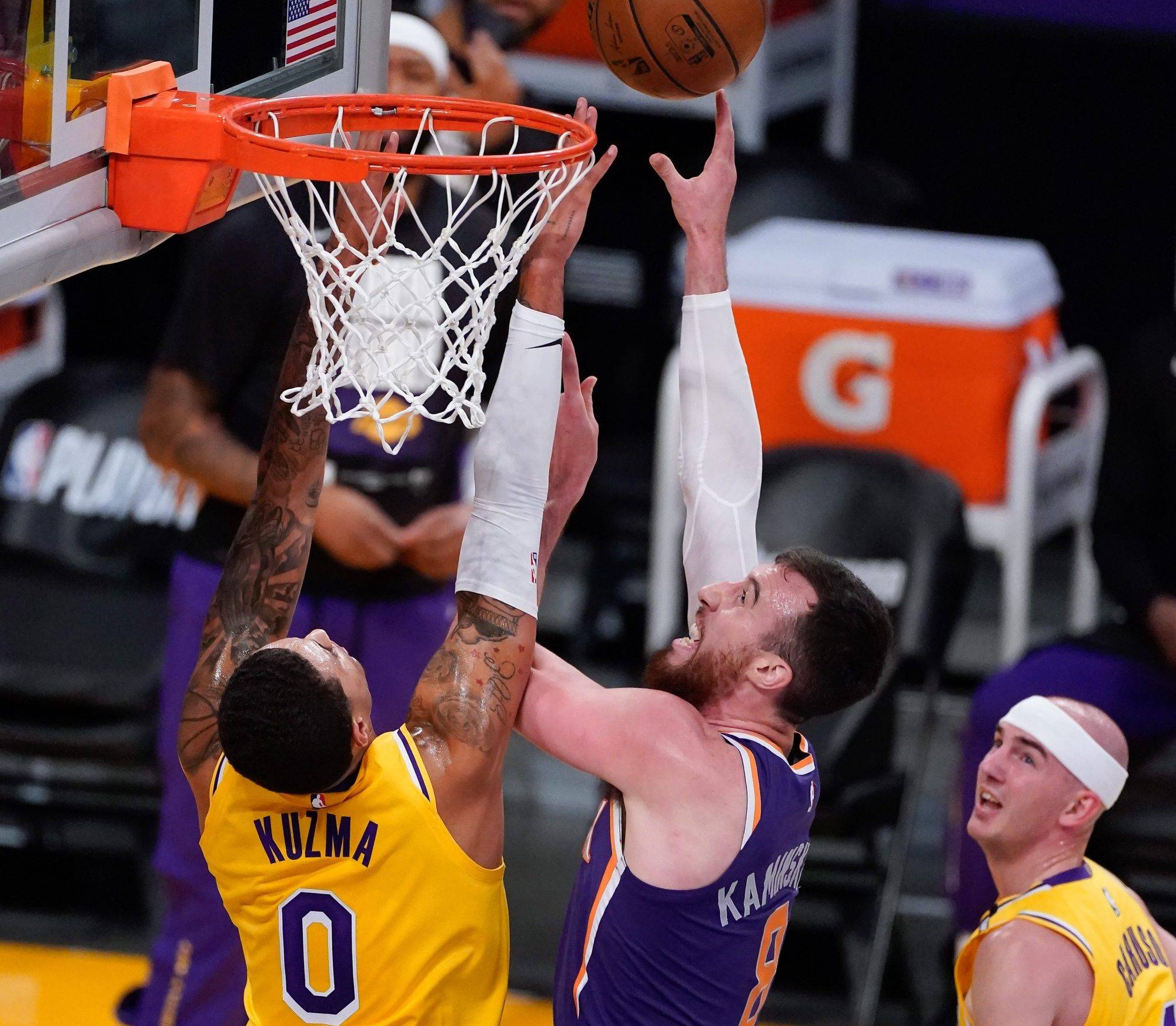 九游娱乐平台 -洛杉矶湖人迎葡超关键赛，今夜完成体检，球迷炸锅，临场指挥获称赞(nba湖人今日最新消息)