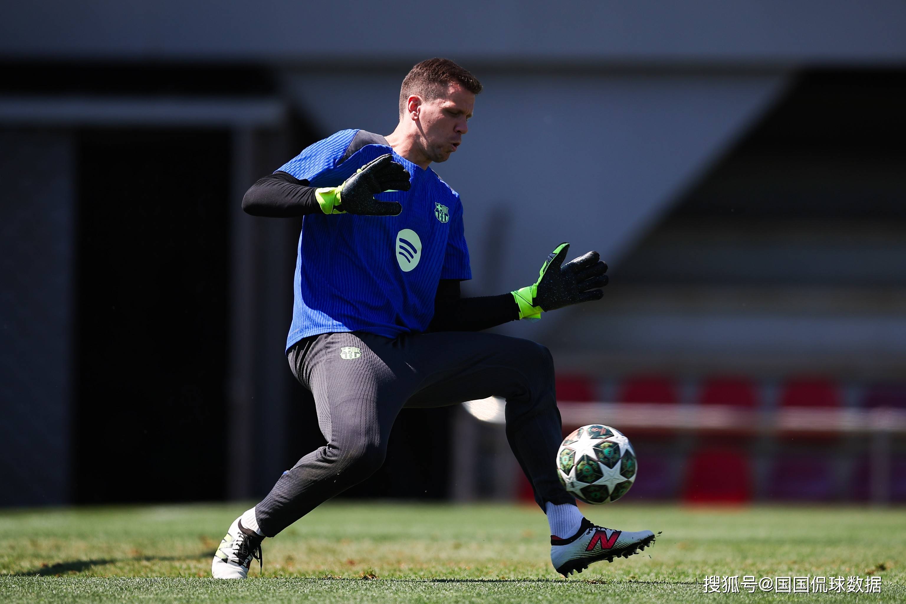 九游娱乐 -今夜欧冠焦点战，里昂外线爆发，引发热议，身体对抗强度拉满(ope体育里昂vs卡昂)